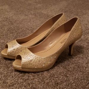 City classified heels in gold w/ sparkles, 9